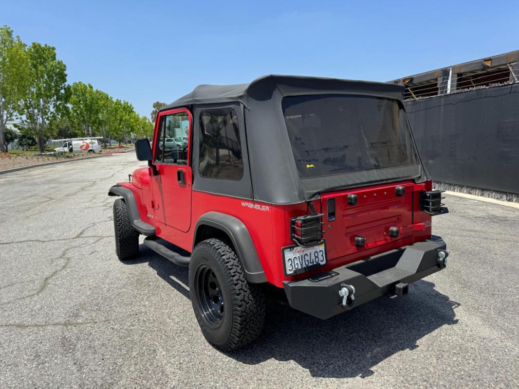 Jeep Wrangler - 4.0L 6 CYLINDRES rouge